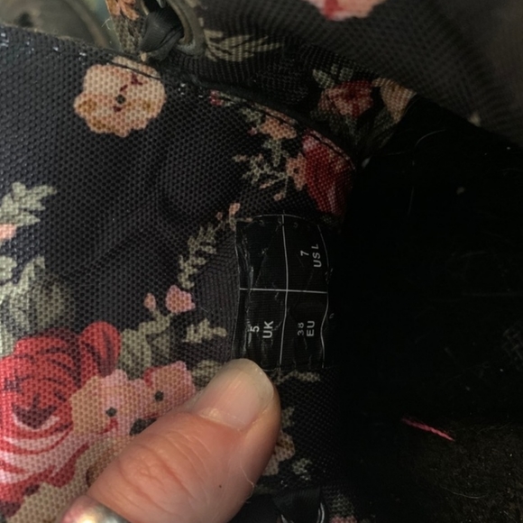 Dr. Marten's size 7, 12 eye boots - Picture 4 of 5